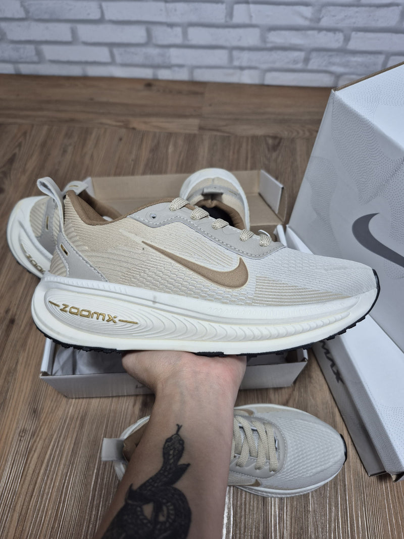 Tênis NK Vomero 18 Premium Masculino